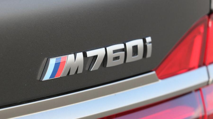 Логотип BMW M760i xDrive V12 Excellence 2017 года  (US) (фото 10 из 29)